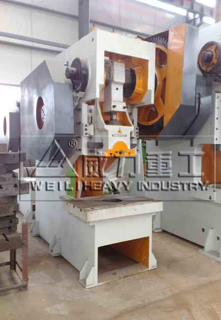 威力重工生產(chǎn)的JB21S鋼板深喉沖床