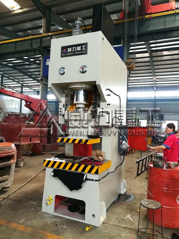 數(shù)控式液壓沖床加工車間