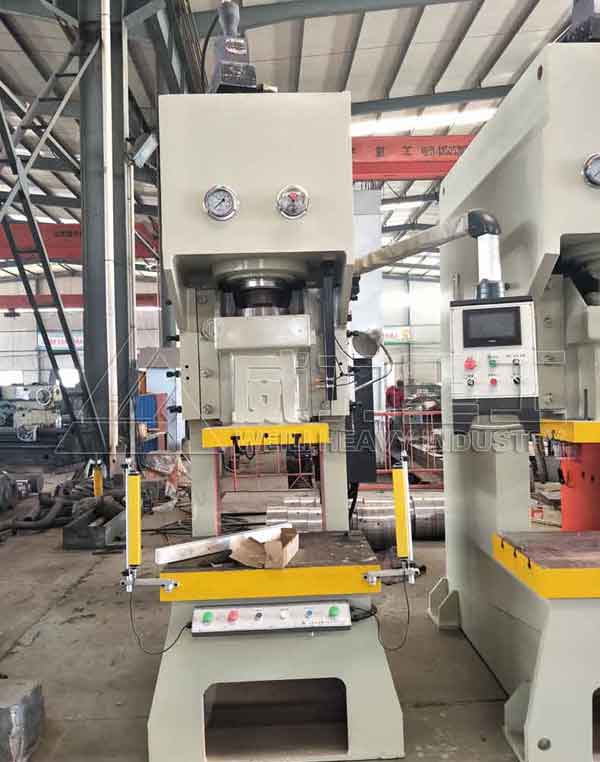 客戶訂購的小型液壓沖床