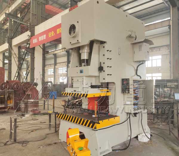 200噸氣動(dòng)沖床